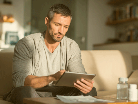Un hombre de negocios con su tablet buscando más sobre seguros
