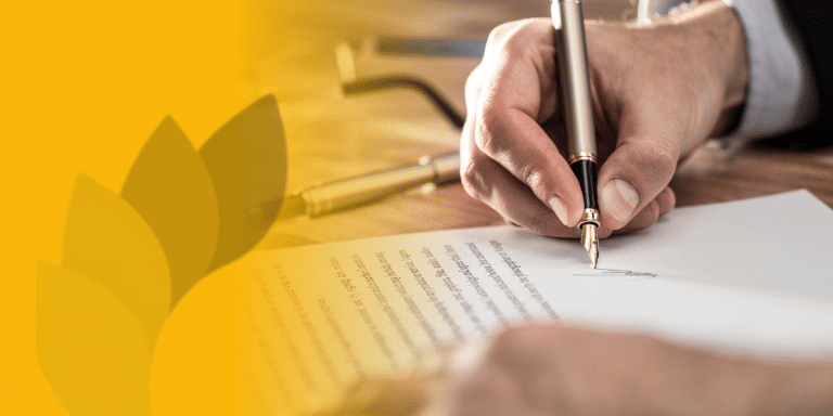 Empresarios firmando contrato respaldado por garantía de fiel cumplimiento en Ecuador